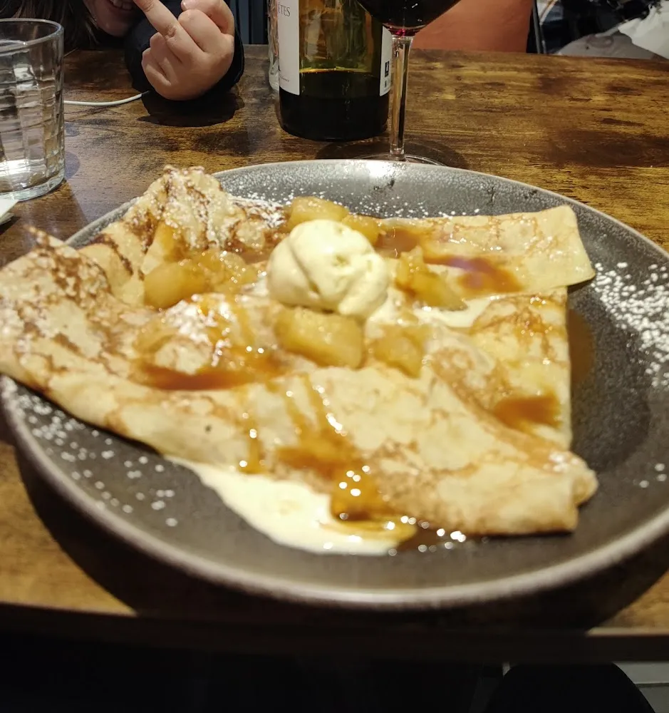 Crêpe Façon Tatin Avec Sa Boule de Glace Vanille Flambée Au Rhum Une Tuerie